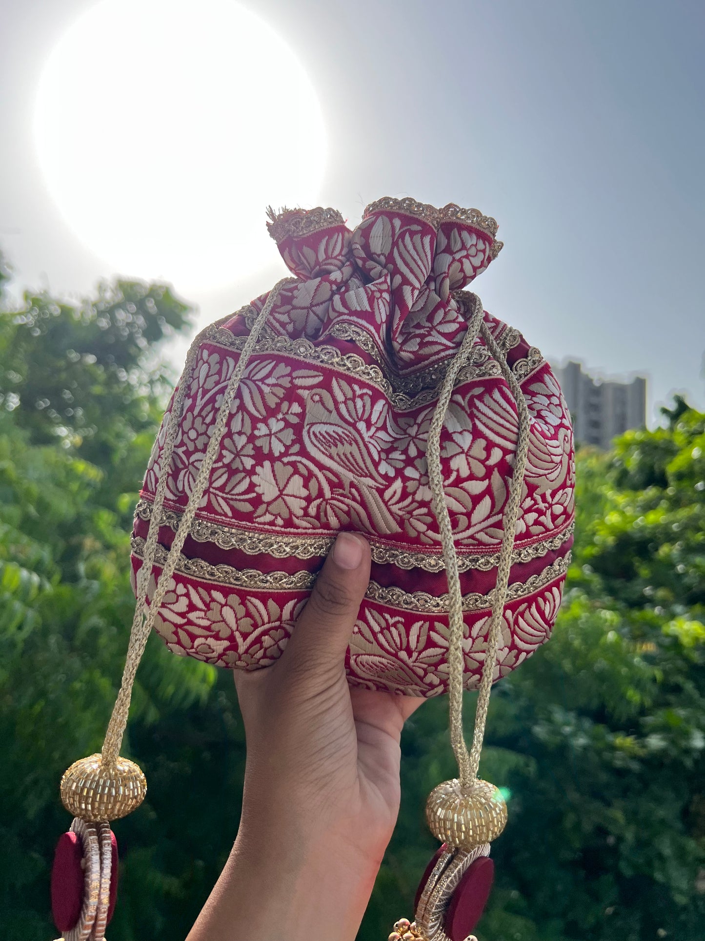 Maroon Parsi Gara Potli