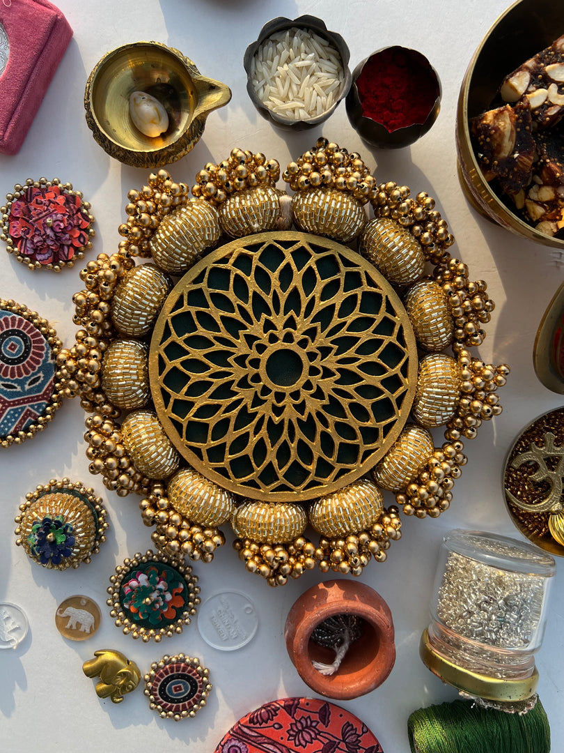 Manjari CHAAND SE SUNDAR Pallet: Solid Maroon + Pink Colloquial Divine Pichwai