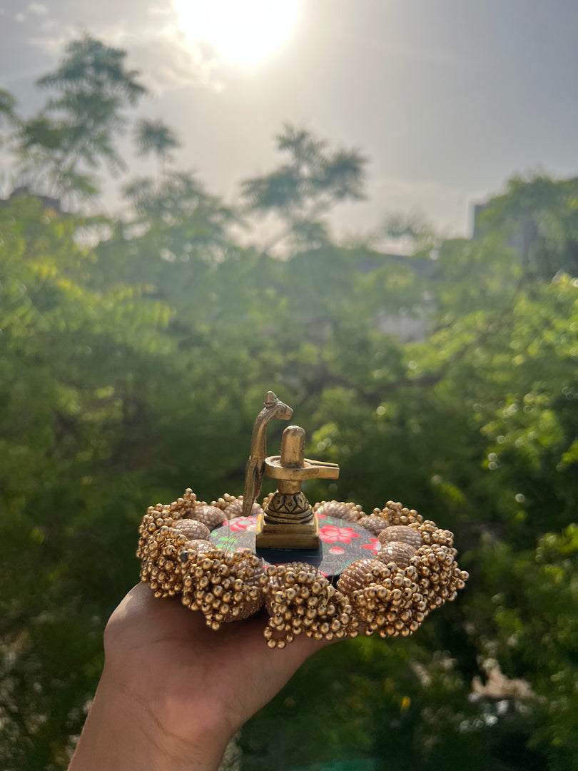 Spherical Mini Pallet: Flare Mor Bani Thangat Kare + Pastel Pistachio Inflorescence Divine Pichwai
