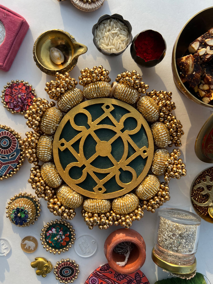 Manjari CHAAND SE SUNDAR Pallet: Solid Maroon + Pink Colloquial Divine Pichwai