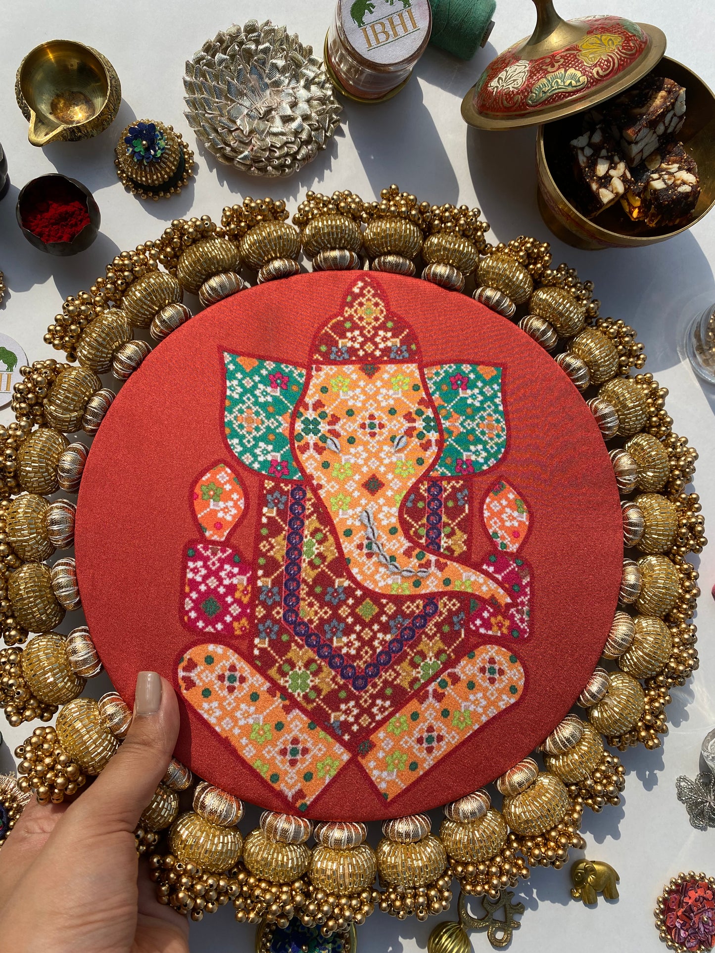 Chaandbali Ganesh Medley: Solid Vermillion + Maroon Navratna Patola