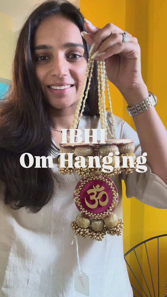 Om Hanging